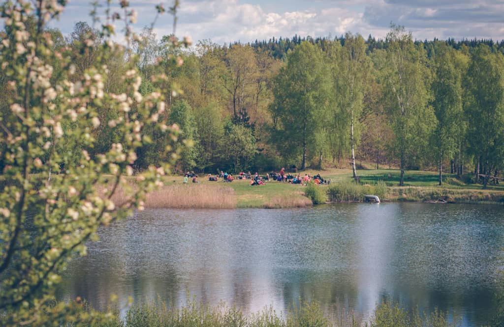 En mindre grupp samlad utomhus på Sju Sjöar