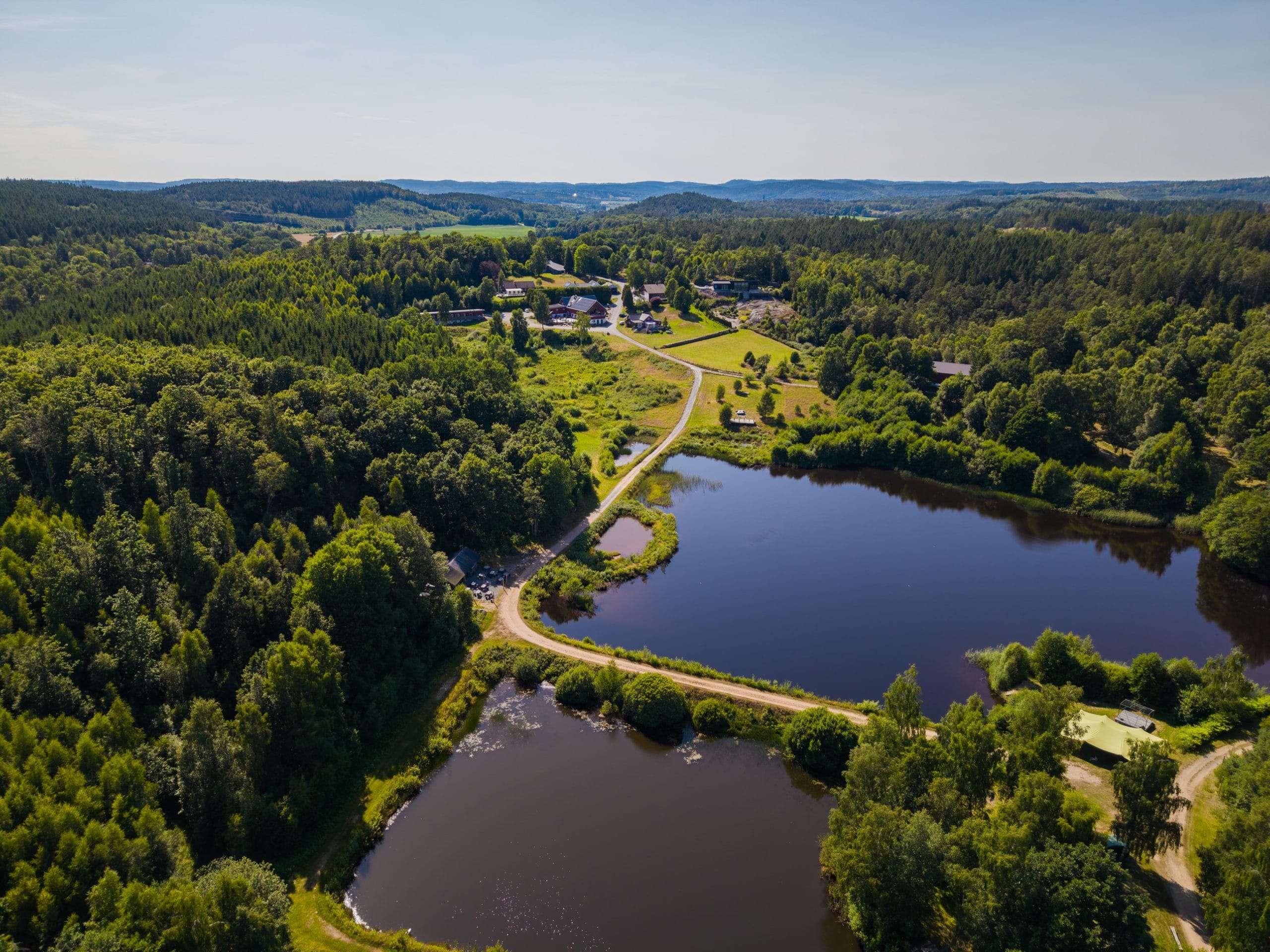 Sjölandskapet och skogen runt Sju Sjöar sedda ovanifrån